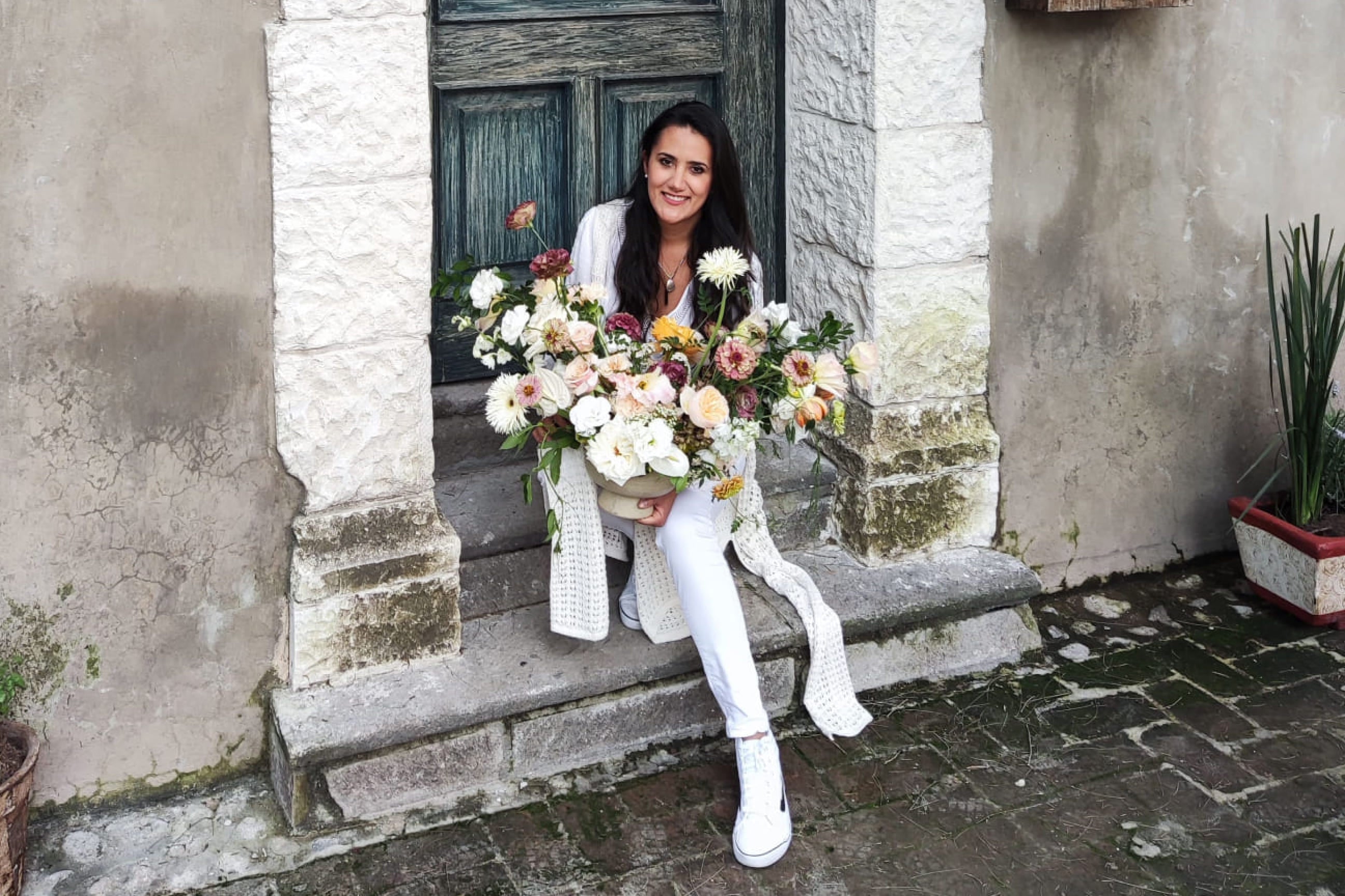 founder of MouaFlowers holding a bouquet