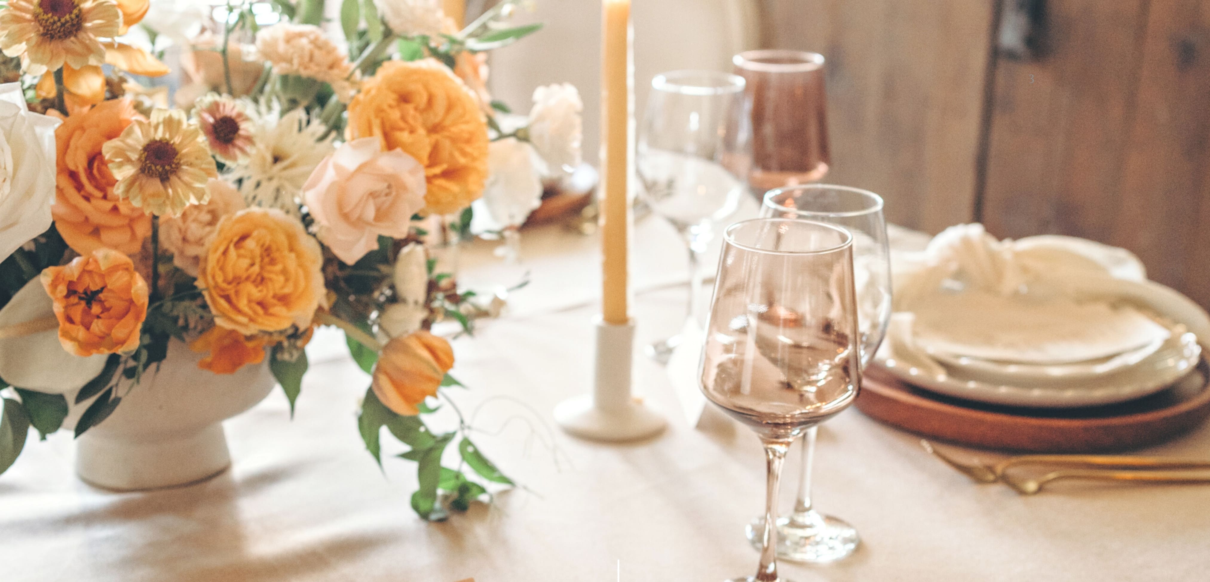 hero-image for weddingpage, a copule smiling with a flowerbouqeut in their hands